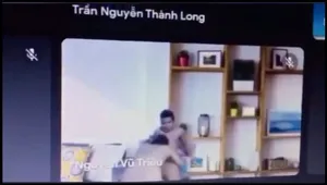 Học online quên không tắt camera lộ cảnh em ghệ đang bú mút