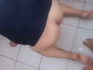 Cặp đôi sinh viên lén vụng trộm trong nhà vệ sinh trường học