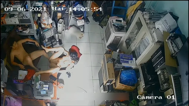 Bà xã ông chồng làm tình nhau trong của hàng máy tính
